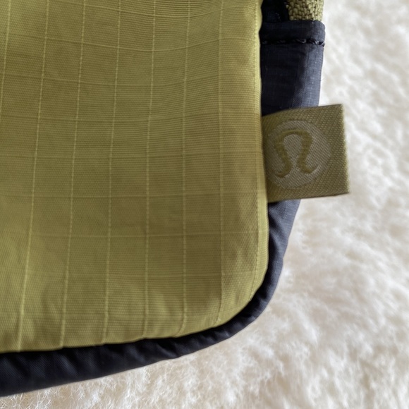 ❤️ Lululemon Mini Belt Bag Bronze Green/Black NWT - Picture 5 of 9